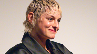  

Emma Corrin v mulletu
