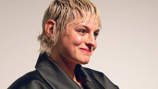  

Emma Corrin v mulletu
