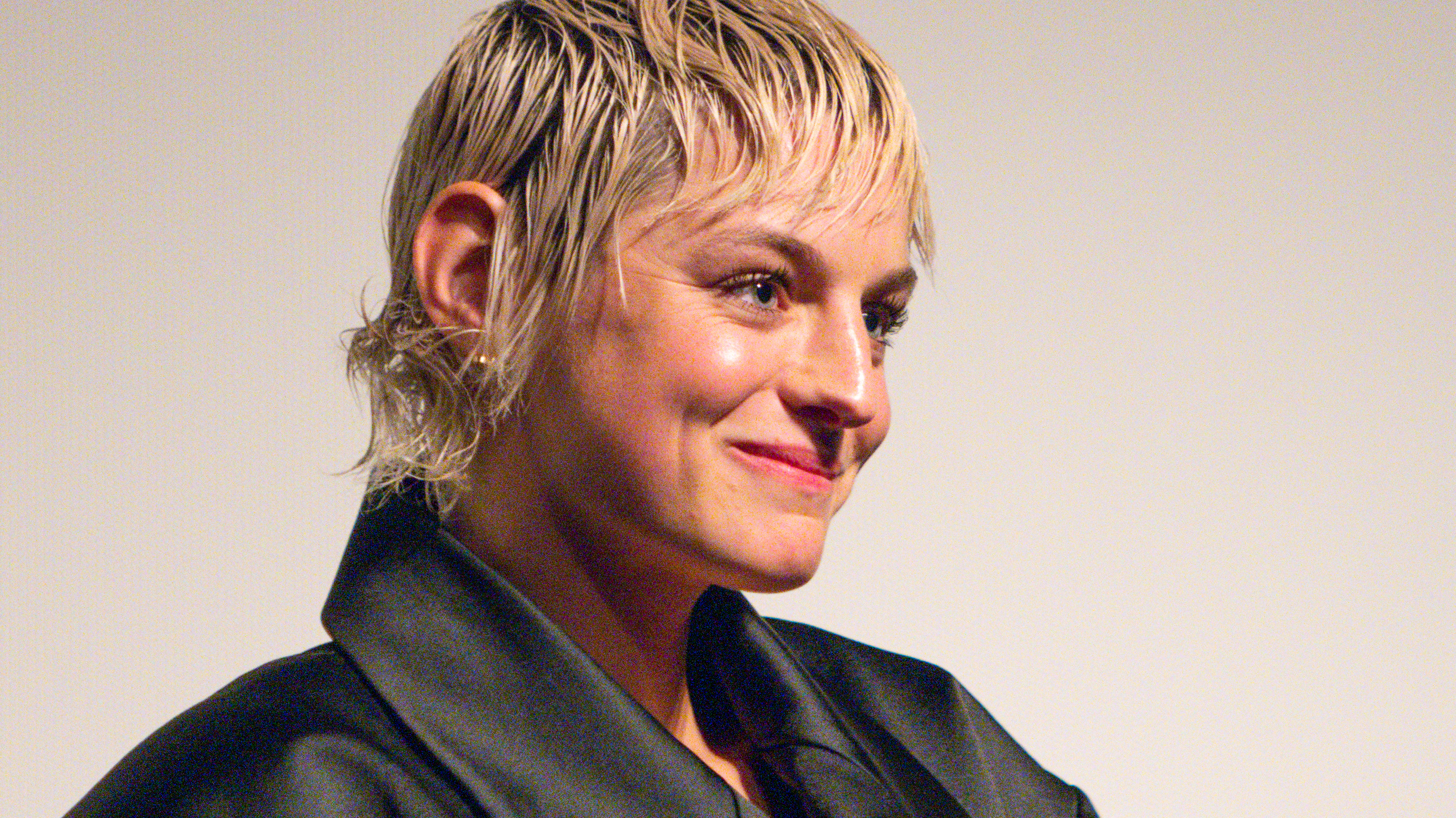 Emma Corrin v mulletu