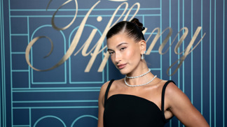  

Hailey Bieber s účesem ve stylu Audreycore
