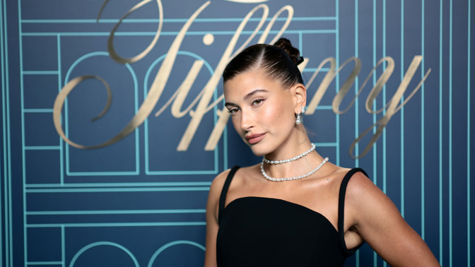  

Hailey Bieber s účesem ve stylu Audreycore
