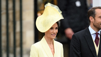 Pippa Middleton v šatech od Claire Mischevani, které doplnila kloboukem Jane Taylor Mena, botami a kabelkou Emmy London.
