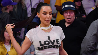  

Kim Kardashian v tričku s nápisem „I love nerds“
