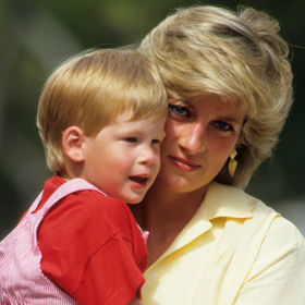 Diana, princezna z Walesu, s princem Harrym na dovolené na Mallorce ve Španělsku 10. srpna 1987