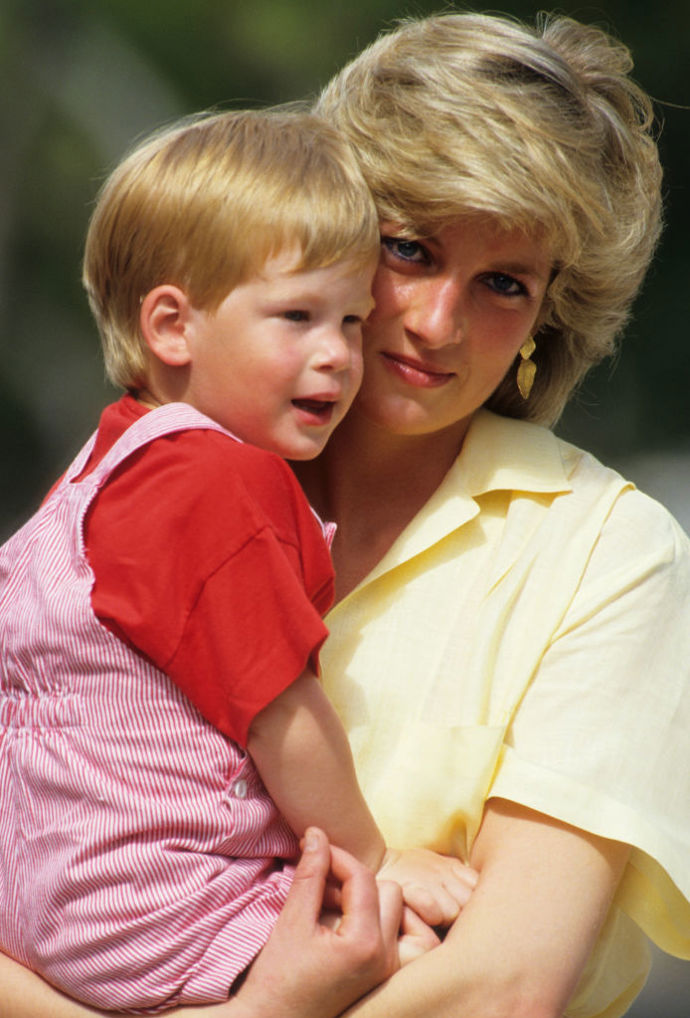Diana, princezna z Walesu, s princem Harrym na dovolené na Mallorce ve Španělsku 10. srpna 1987