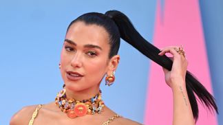 Dua Lipa a její wet-look pony Dua Lipa a její wet-look pony