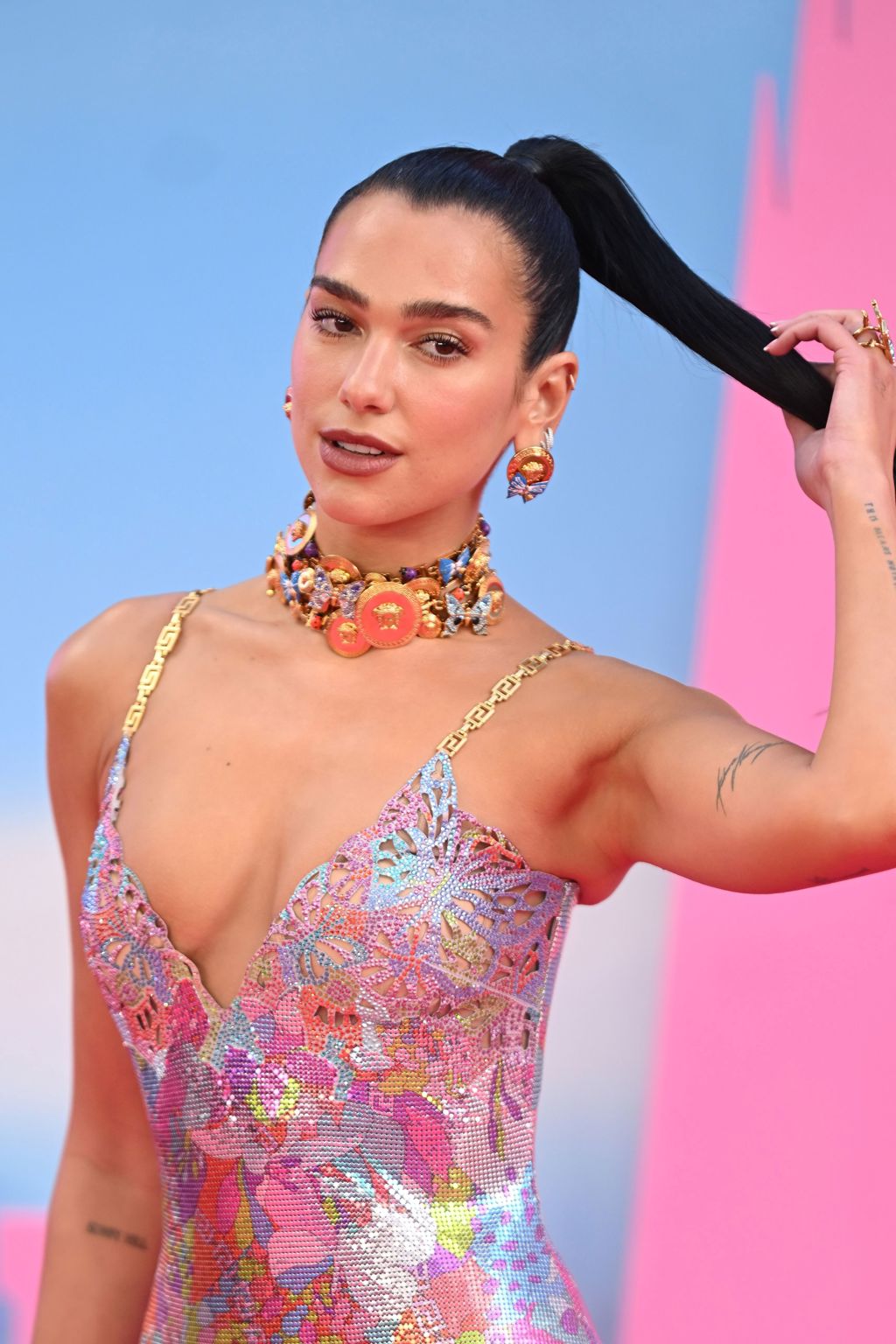 Dua Lipa a její wet-look pony