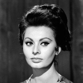 Krásnou tvář Sophie Loren sledovaly miliony lidí. Dokázala zaujmout výrazným líčením v podobě kočičích očí i dokonale upraveného obočí. 