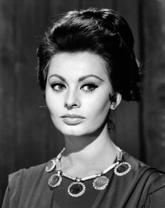 Krásnou tvář Sophie Loren sledovaly miliony lidí. Dokázala zaujmout výrazným líčením v podobě kočičích očí i dokonale upraveného obočí. 