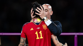  

Luis Rubiales a Jenni Hermoso
