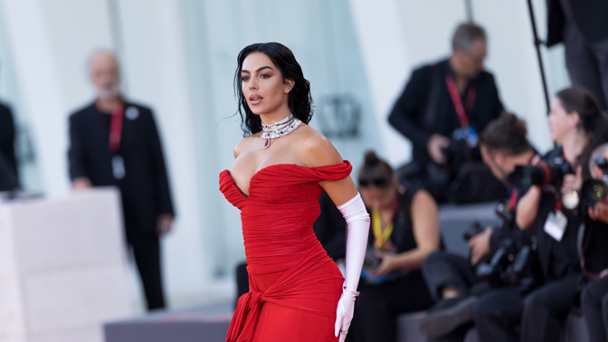  

Georgina Rodríguez ve slavostní rudé róbě
