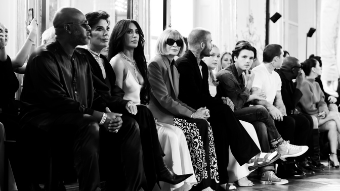  

Anna Wintour a Kim Kardashian na přehlídce Victorie Beckham
