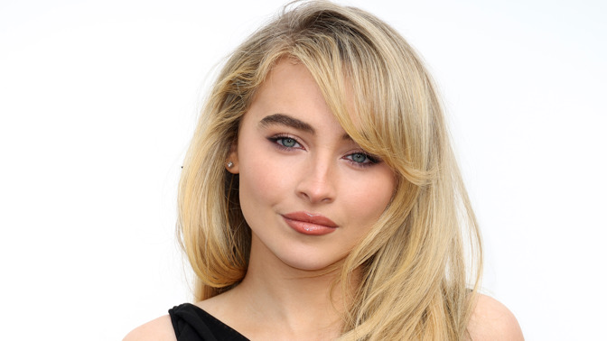  Sabrina Carpenter a její dnešní interpretace zářivé blond