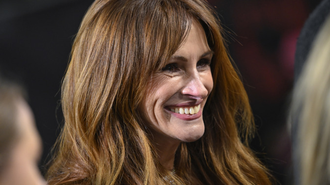  

Julia Roberts se od medové vrátila k rezavé
