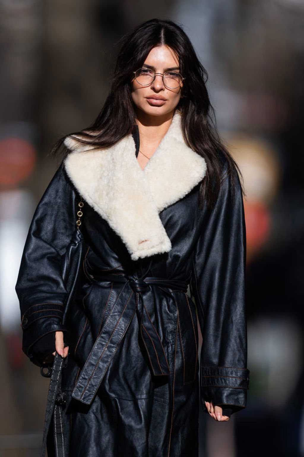 Emily Ratajkowski, kabát s beránkem Emily Ratajkowski, kabát s beránkem