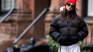  

Emily Ratajkowski při procházce se psem 
