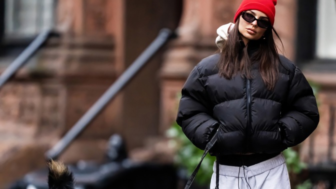  

Emily Ratajkowski při procházce se psem 
