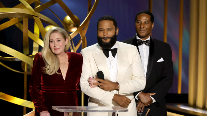  

Dojatá Christina Applegate na 75. ročníku předávání Emmy Awards
