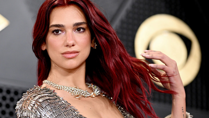  

Dua Lipa v nové barvě vlasů

