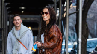 Bella Hadid, čokoládově hnědé tenisky