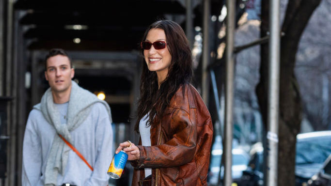 Bella Hadid, čokoládově hnědé tenisky
