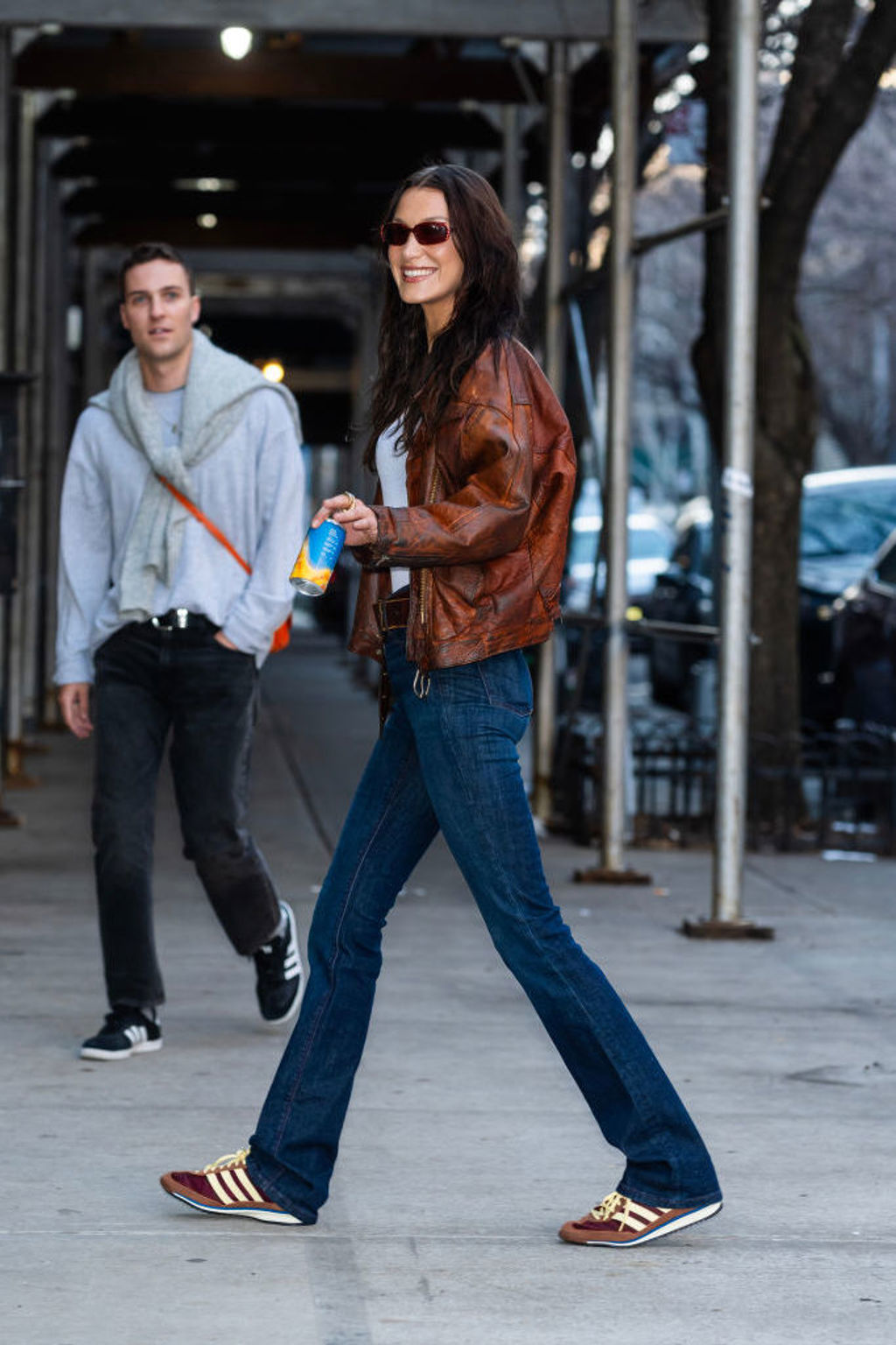Bella Hadid, čokoládově hnědé tenisky