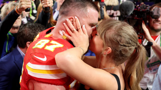  

Travis Kelce a Taylor Swift po vítězství v Super Bowlu
