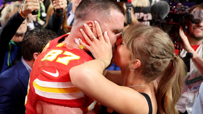  

Travis Kelce a Taylor Swift po vítězství v Super Bowlu
