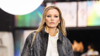  

Dvojnice Kate Moss Denise Ohnona na pařížském fashion weeku
