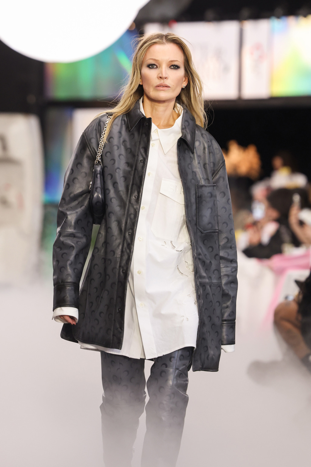  

Dvojnice Kate Moss Denise Ohnona na pařížském fashion weeku
