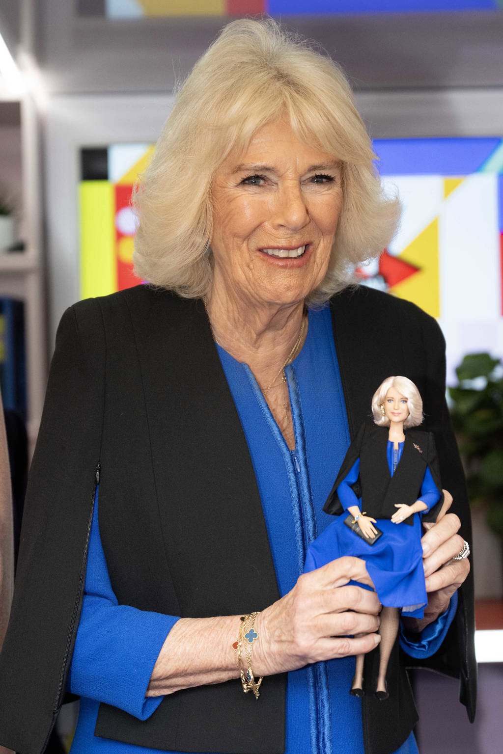 Královna Camilla se svou panenkou Barbie
Královna Camilla se svou panenkou Barbie