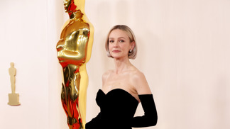  

Carey Mulligan v custom made šatech od módního domu Balenciaga inspirovaných šaty Mermaid z roku 1951 navržených zakladatelem Cristóbalem Balenciagou.
