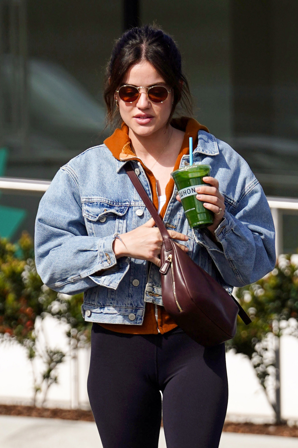 Lucy Hale se smoothie z Erewhon Lucy Hale se smoothie z Erewhon