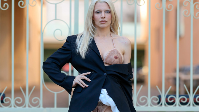  

Herečka Julia Fox ráda provokuje nahotou a dráždivými modely 
