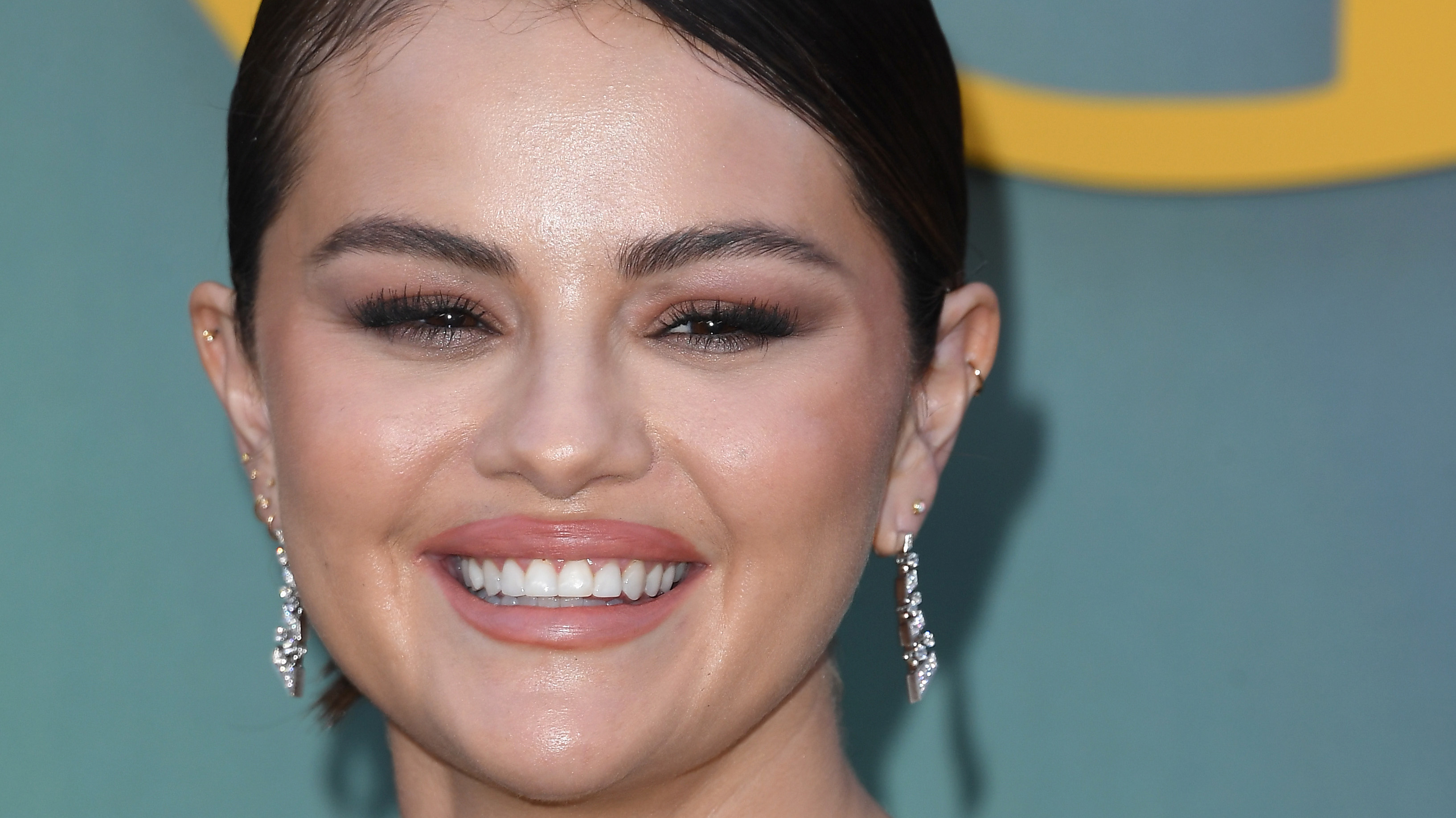  Zubní proměny celebrit - Selena Gomez po