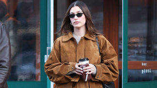 Hailey Bieber, karamelový bomber