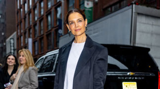 Katie Holmes, saténová sukně
