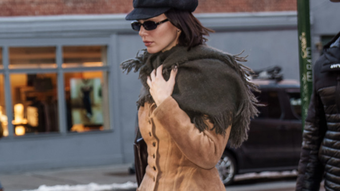 Z dob papírových novinářů až po 90s grunge – newsboy čepice se opět stává must-have doplňkem. Kendall Jenner