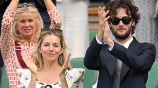  Sienna MillerHerečka na Wimbledon dorazila se svým partnerem Olim Greenem a oblékla květinové minišaty od Alessandry Rich a doplnila je černou proplétanou koženou taškou.
