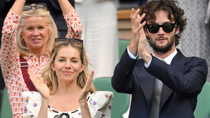  Sienna MillerHerečka na Wimbledon dorazila se svým partnerem Olim Greenem a oblékla květinové minišaty od Alessandry Rich a doplnila je černou proplétanou koženou taškou.