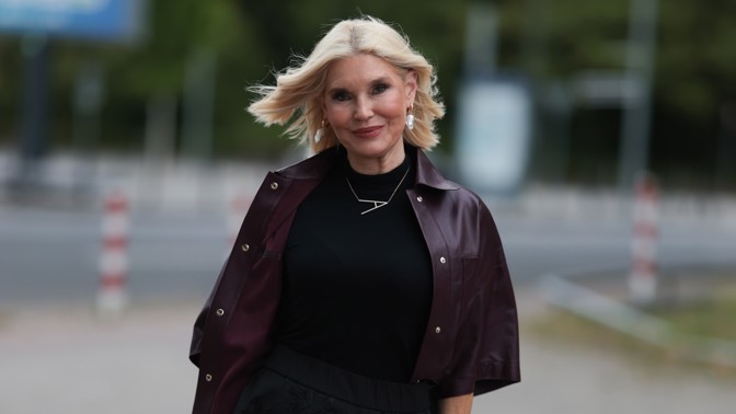 Lilková barva je letošní podzim na vrcholu a pro zralé ženy je jako stvořená. 