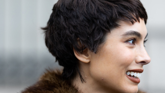 Rozcuchané pixiePixie cut nikdy nevyjde z módy – jen se pokaždé vrátí v trochu jiné, svěžejší podobě. Krátké, lehce rozcuchané vlasy nechávají vyniknout přirozené textuře a pohybu, díky čemuž účes působí živě, a plný energie. Žádná uhlazenost, žádné perfektní linie – právě nenucený „messy“ efekt dává celému looku osobitost a šmrnc. Pixie je manifestem sebevědomí, svobodomyslnosti a nese v sobě i dávku francouzské drzosti. Nepotřebuje dlouhé úpravy, aby vypadal skvěle.