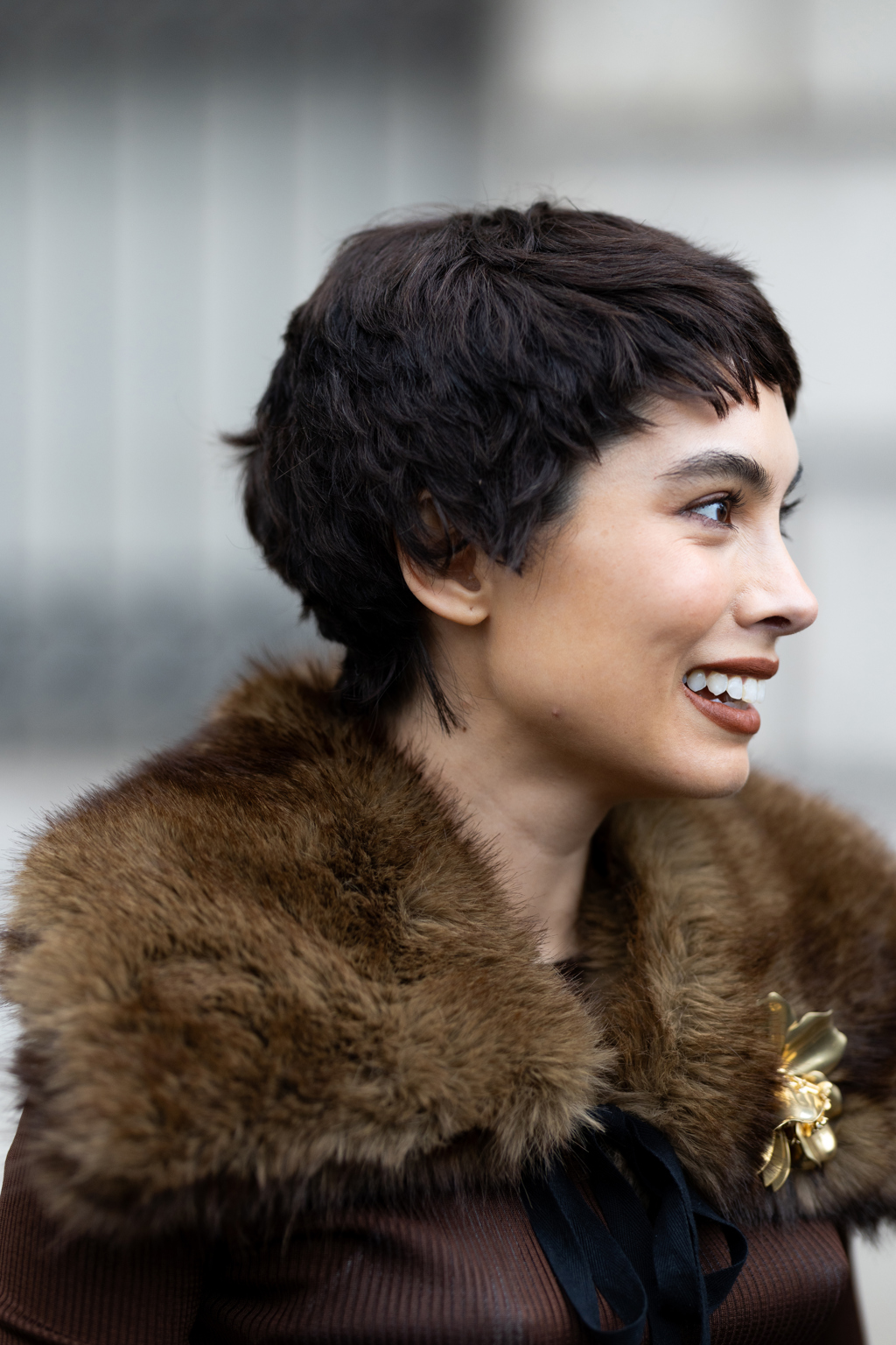 Rozcuchané pixiePixie cut nikdy nevyjde z módy – jen se pokaždé vrátí v trochu jiné, svěžejší podobě. Krátké, lehce rozcuchané vlasy nechávají vyniknout přirozené textuře a pohybu, díky čemuž účes působí živě, a plný energie. Žádná uhlazenost, žádné perfektní linie – právě nenucený „messy“ efekt dává celému looku osobitost a šmrnc. Pixie je manifestem sebevědomí, svobodomyslnosti a nese v sobě i dávku francouzské drzosti. Nepotřebuje dlouhé úpravy, aby vypadal skvěle. Rozcuchané pixiePixie cut nikdy nevyjde z módy – jen se pokaždé vrátí v trochu jiné, svěžejší podobě. Krátké, lehce rozcuchané vlasy nechávají vyniknout přirozené textuře a pohybu, díky čemuž účes působí živě, a plný energie. Žádná uhlazenost, žádné perfektní linie – právě nenucený „messy“ efekt dává celému looku osobitost a šmrnc. Pixie je manifestem sebevědomí, svobodomyslnosti a nese v sobě i dávku francouzské drzosti. Nepotřebuje dlouhé úpravy, aby vypadal skvěle.