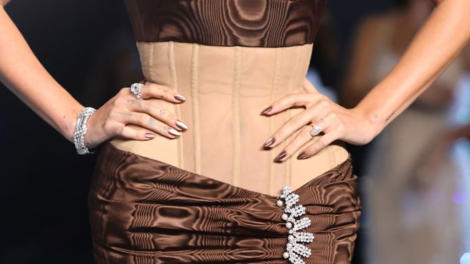  Hailey Bieber a její cat-eye manicure