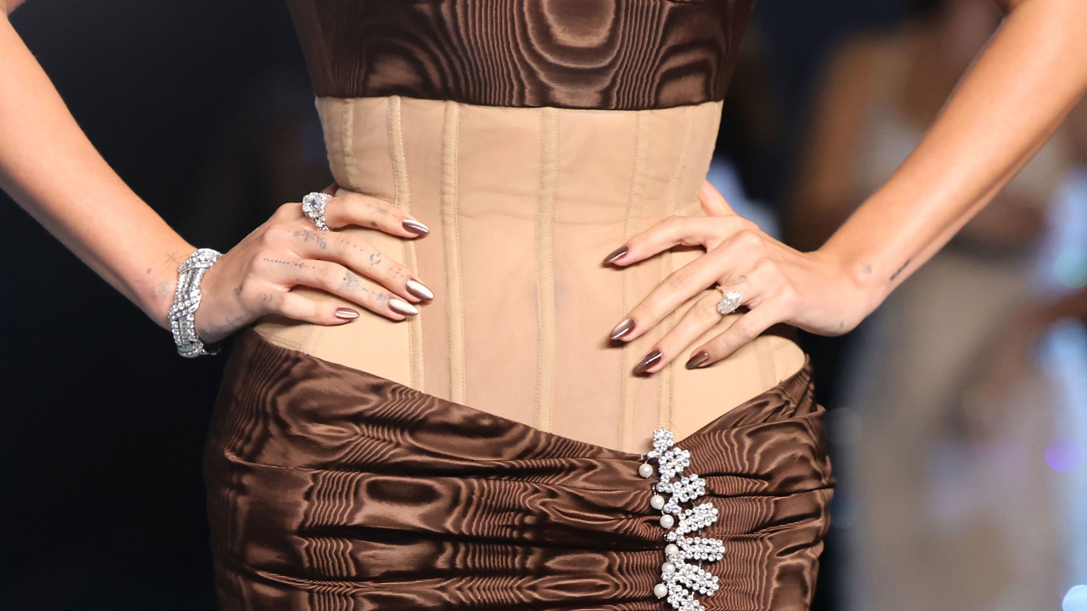 Hailey Bieber a její cat-eye manicure