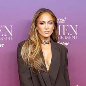 Kadeřník hodnotí vlasovou proměnu Jennifer Lopez a Hailey Bieber. Jejich nový odstín je hit podzimu