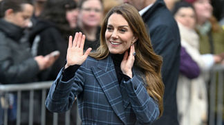 Princezna Kate sází na barevně tlumenější verzi ikonického britského vzoru.
Princezna Kate sází na barevně tlumenější verzi ikonického britského vzoru.