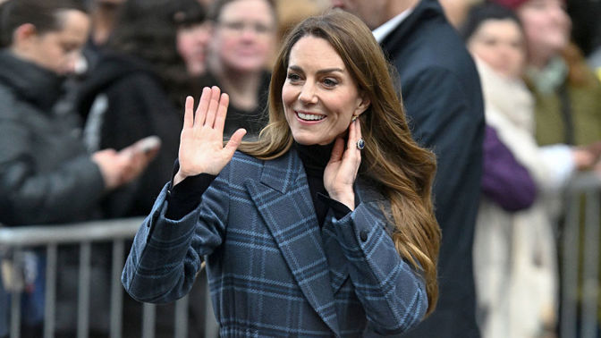 Princezna Kate sází na barevně tlumenější verzi ikonického britského vzoru.
Princezna Kate sází na barevně tlumenější verzi ikonického britského vzoru.