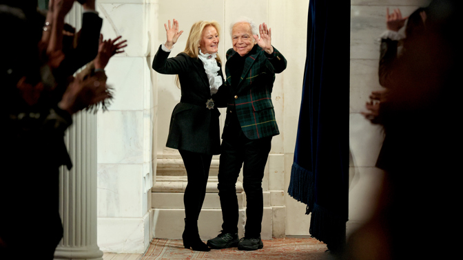 Ikonický módní návrhář Ralph Lauren slaví dnes krásných 87 let. 