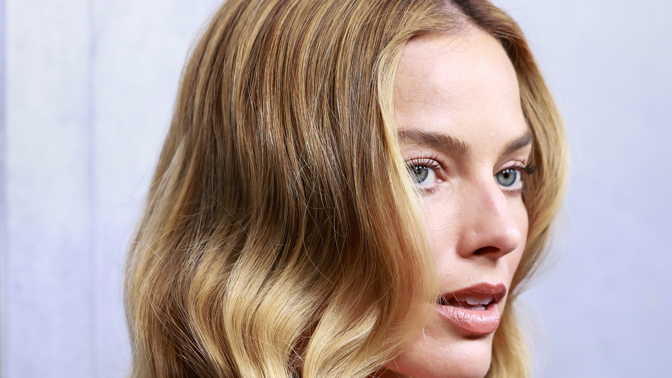  Margot Robbie ve skin-tone hair
